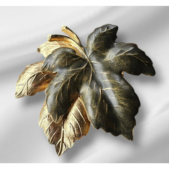 Vintage Maple Leaf Autumn Fall Brooch Goldtone with Green Scatter Pin - Picture 1 of 6